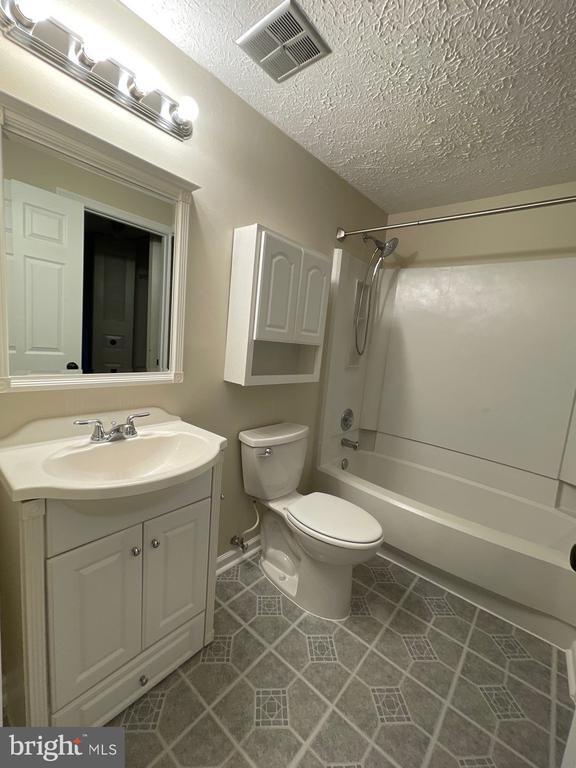 Building Photo - 5863 Rowanberry Dr