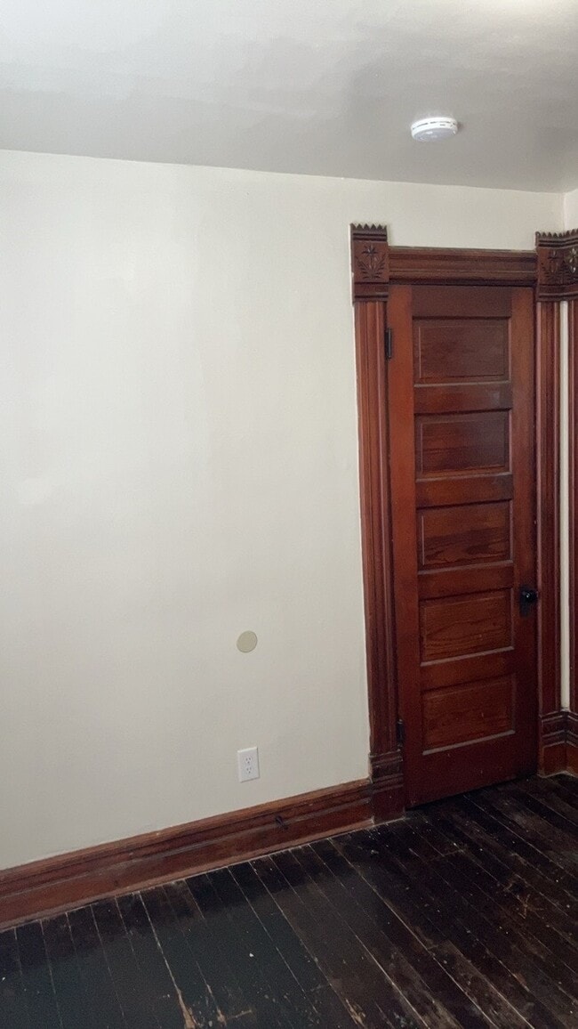 Building Photo - 123 Park Dr