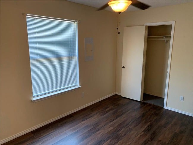 Building Photo - 907 S Mesquite St