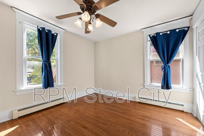 Building Photo - 2125 N Grand Ave