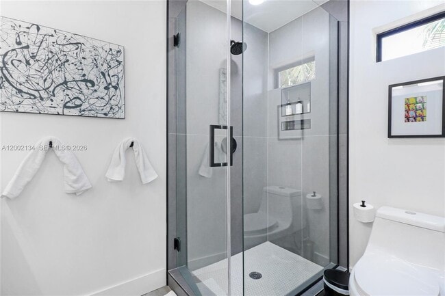 Building Photo - 811 NE 17th Ct