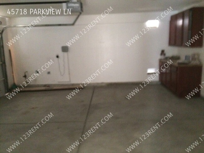 Building Photo - 45718 Parkview Ln