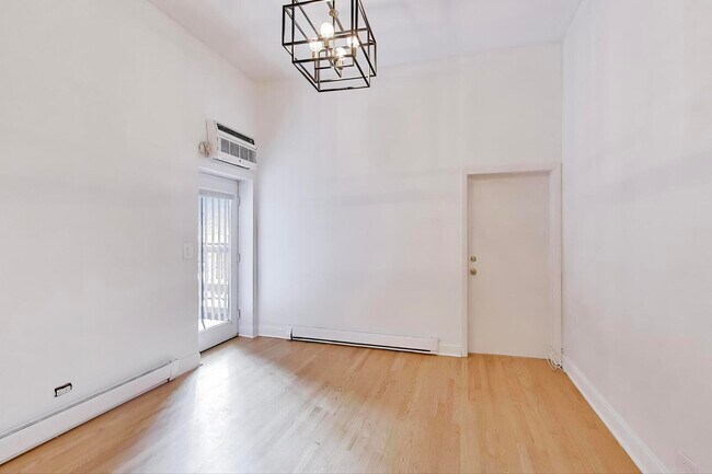 Building Photo - 1402 N La Salle Dr