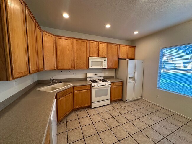 Building Photo - Beautiful 3 Bedroom Home with RV Parking