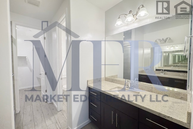 Building Photo - 3Bed/2.5Bath Townhouse at 7th St/Hatcher! Move-In Ready on 04/16/2026! -- NO HOA! ALL TILE FLOORING!