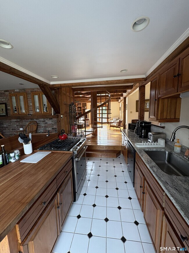 Building Photo - 40 Looking Glass Hill Rd