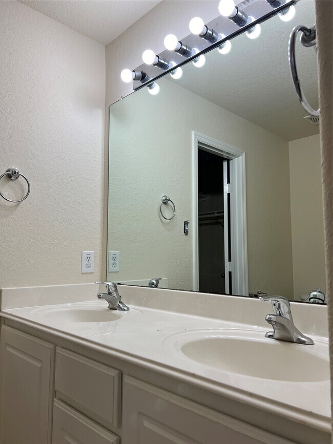 Building Photo - 839 Westwood Glen Ln