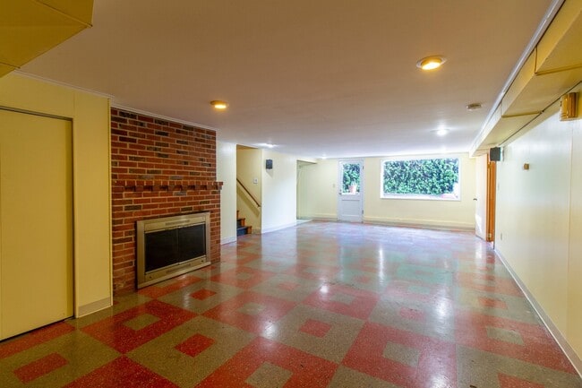 Building Photo - Fantastic SE Portland Home with Parking, Hardwoods, Charming Character, and Large Patio