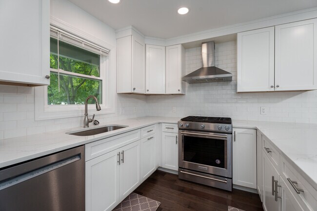 Building Photo - 211 Ross Stevenson Cir