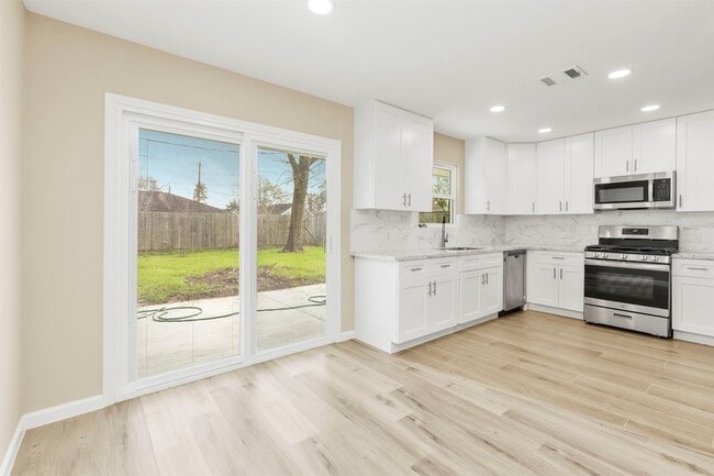 Building Photo - 10615 Clematis Ln