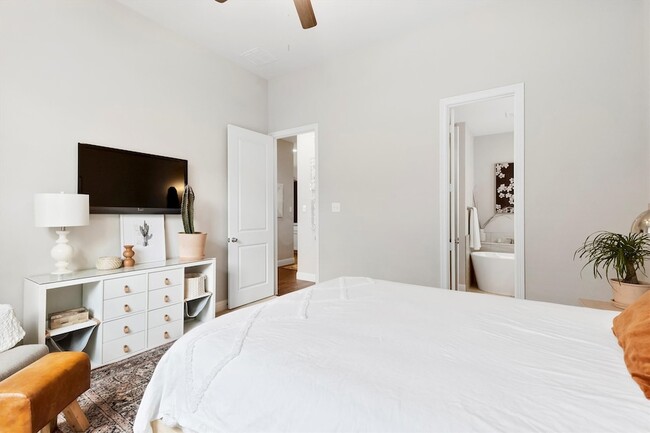 Building Photo - 4520 Del Rey Ave