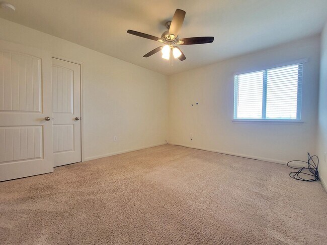 Building Photo - Spacious 3 Bedroom, 2.5 Bath Home with Garage & Tall Ceilings