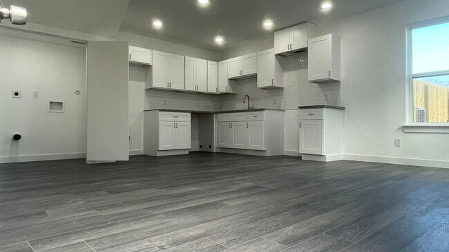 Primary Photo - Beautiful house, perfect for families!!