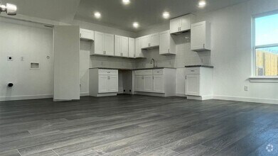 Building Photo - Beautiful house, perfect for families!!