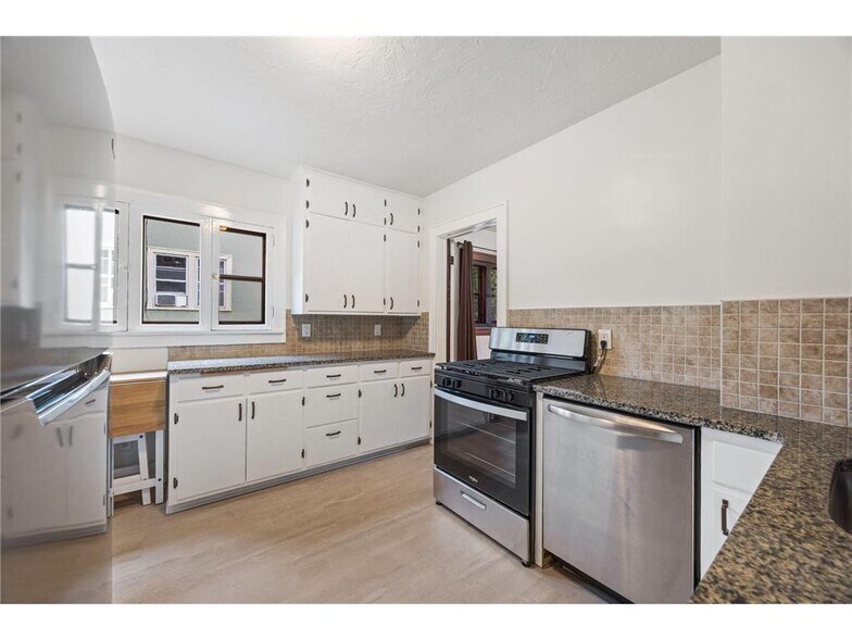 Building Photo - 210 Warwick St SE