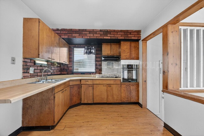 Building Photo - 743 Shepley Dr