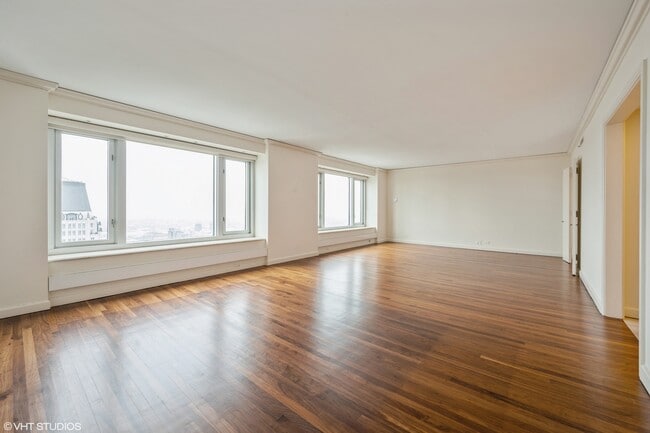 Building Photo - 132 E Delaware Pl