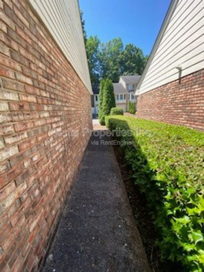 Building Photo - 253 Woodcastle Dr