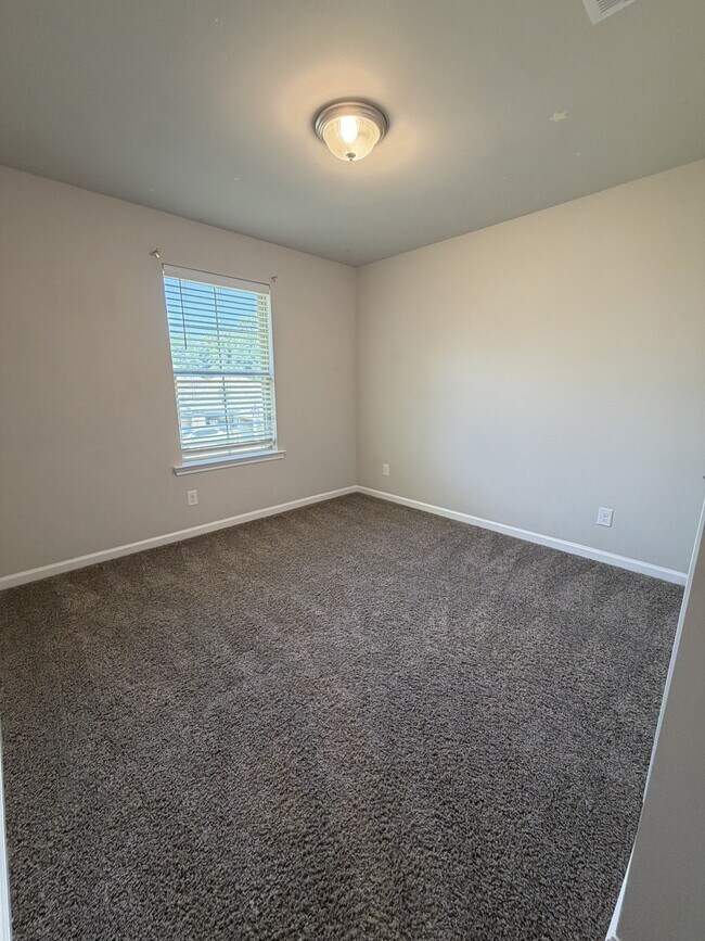 Building Photo - 18317 Fox Hollow Loop