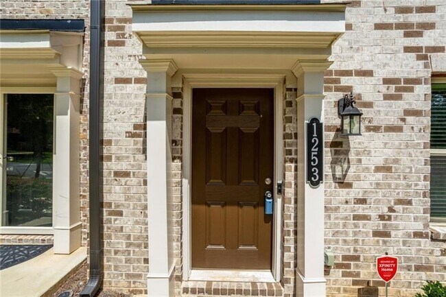 Building Photo - Large 3 Bedroom Luxury Townhome on Silver ...