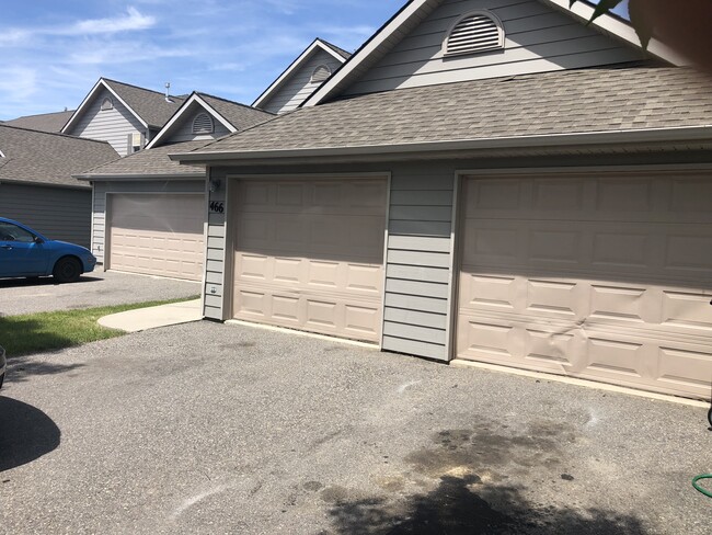 Building Photo - 464 W Shore Dr