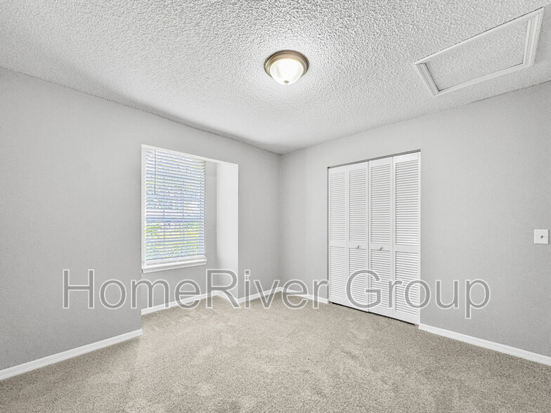 Building Photo - 2421 Silver Palm Dr