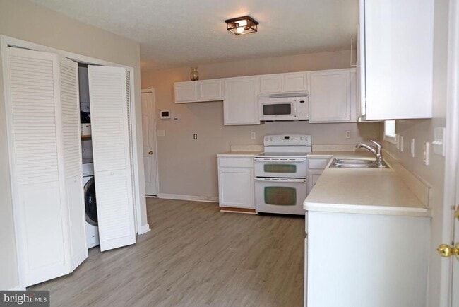 Building Photo - 307 Dinali Dr