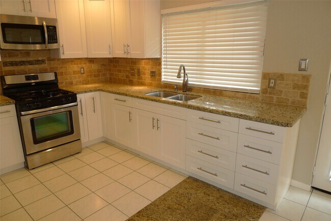 Building Photo - 15406 Ensenada Dr