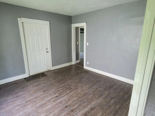 Building Photo - 715 W Fairview Ave