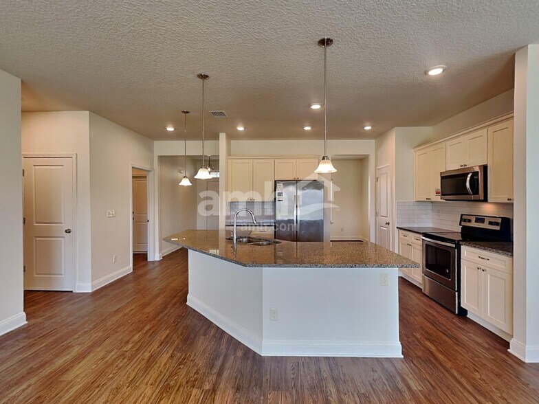 Building Photo - 898 Sunny Stroll Dr