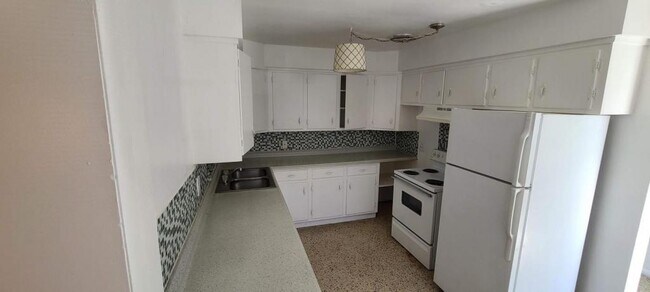 Building Photo - 2027 BENTLEY ST
