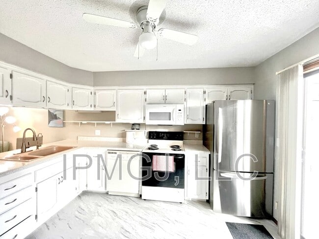 Building Photo - 1305 Wellington Ct