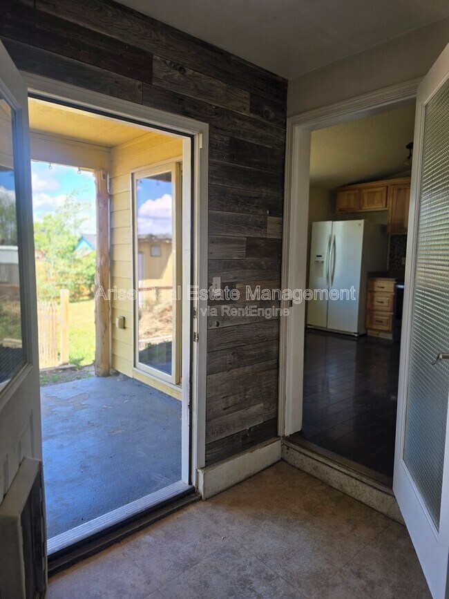 Building Photo - 803 Scenic Loop