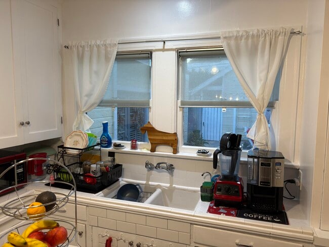 Building Photo - 839 N Orange Dr