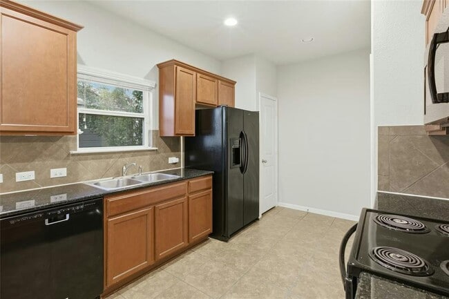 Building Photo - 930 Alamo Plaza Dr