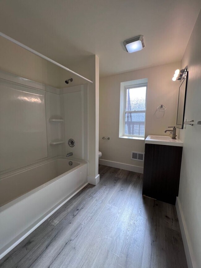 Building Photo - Internet included- 2BR apartment with office!