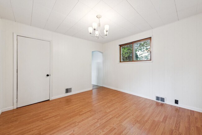 Building Photo - Beautiful 3 bedroom home in Jeannette available July 1!