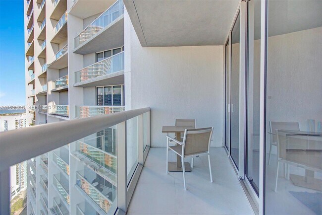 Building Photo - 475 Brickell Ave