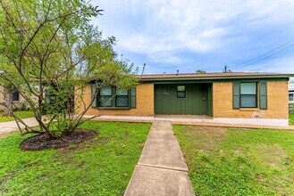 Building Photo - Incredible Windsor Park location right in the heart of Austin!