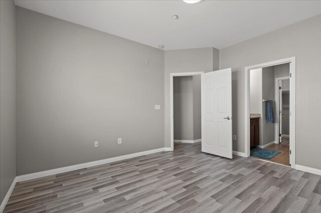 Building Photo - FABULOUS 2 STORY TOWNHOME!