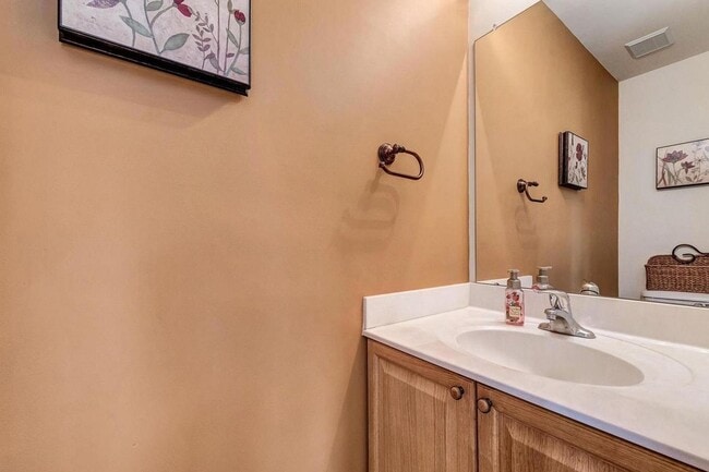 Building Photo - Extremely well maintained END UNIT townhouse in Ballenger creek available before the holidays!