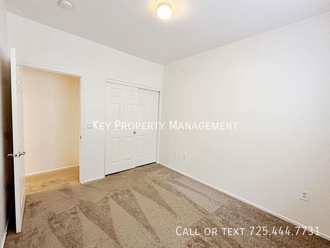 Building Photo - TRI-LEVEL 3 BEDROOM, 2.5 BATH TOWNHOME IN ...