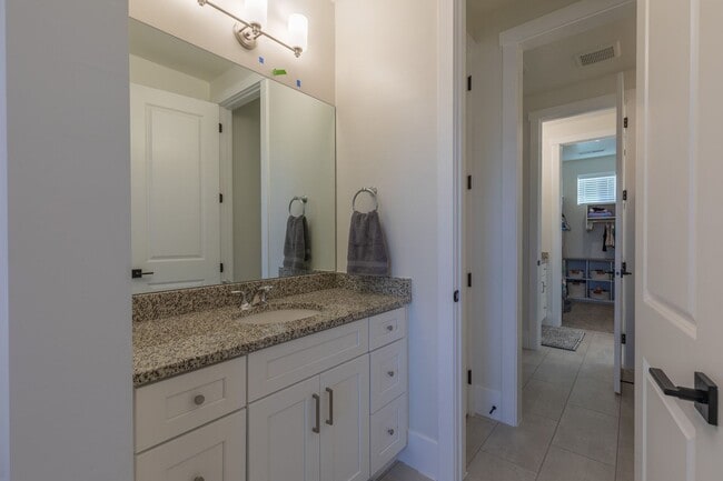 Building Photo - Washington Fields 4 bed | 3 1/2 bath | 3 c...