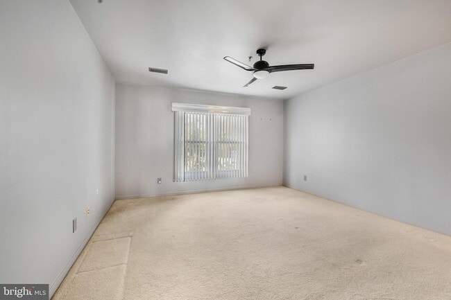 Building Photo - 5213 Le Parc Dr