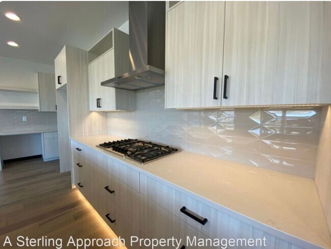 Building Photo - Close to Micron! Luxury Town Home With Two...