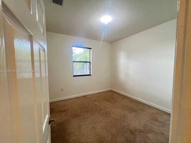 Building Photo - 191 SE 35 Ave