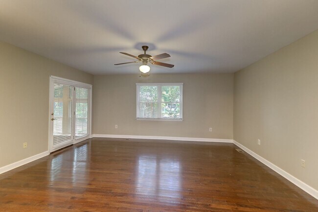 Building Photo - Renovated Brick Ranch!