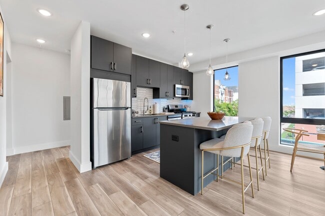 Building Photo - Aqua