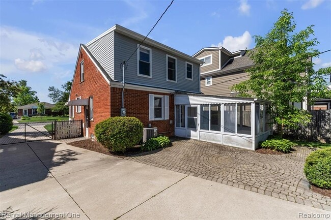 Building Photo - 2711 Dorchester Rd