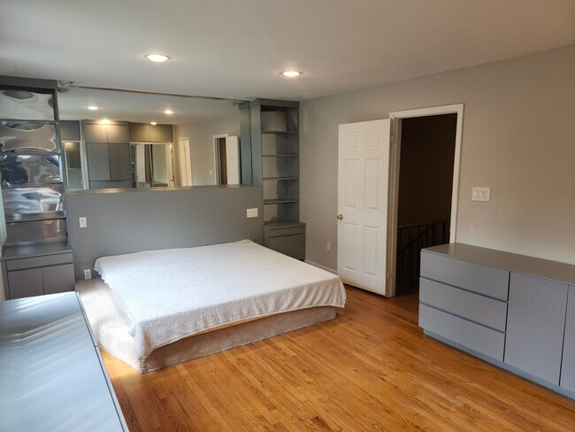 Building Photo - 10 Poinsettia Ct